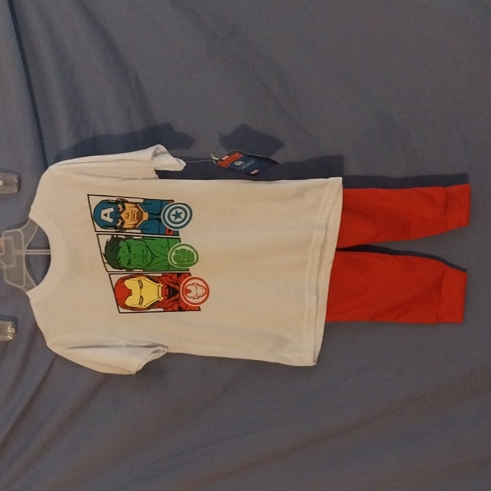 - NWT Boys Marvel Avengers top and pants set size 7